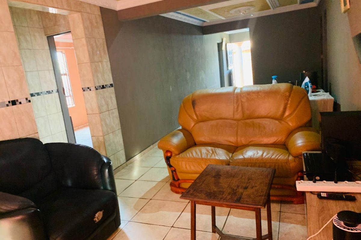 Spacious 3 Bedroom House to Rent in Lenasia Ext 2 | Secure Family Home with Garage & Solar Geyser - Photo 5