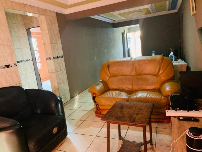 Spacious 3 Bedroom House to Rent in Lenasia Ext 2 | Secure Family Home with Garage & Solar Geyser - Photo 5