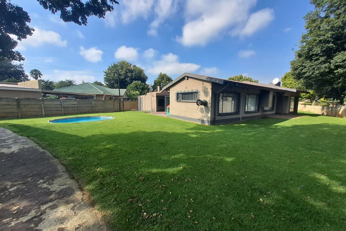 SPACIOUS FAMILY LIVING IN SOUGHT-AFTER THREE RIVERS! - Photo 3