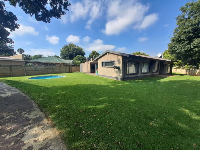 SPACIOUS FAMILY LIVING IN SOUGHT-AFTER THREE RIVERS! - Photo 3