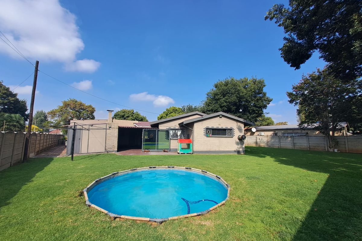 SPACIOUS FAMILY LIVING IN SOUGHT-AFTER THREE RIVERS! - Photo 2