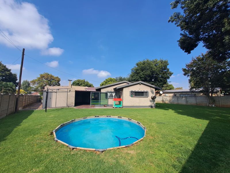 SPACIOUS FAMILY LIVING IN SOUGHT-AFTER THREE RIVERS! - Photo 2