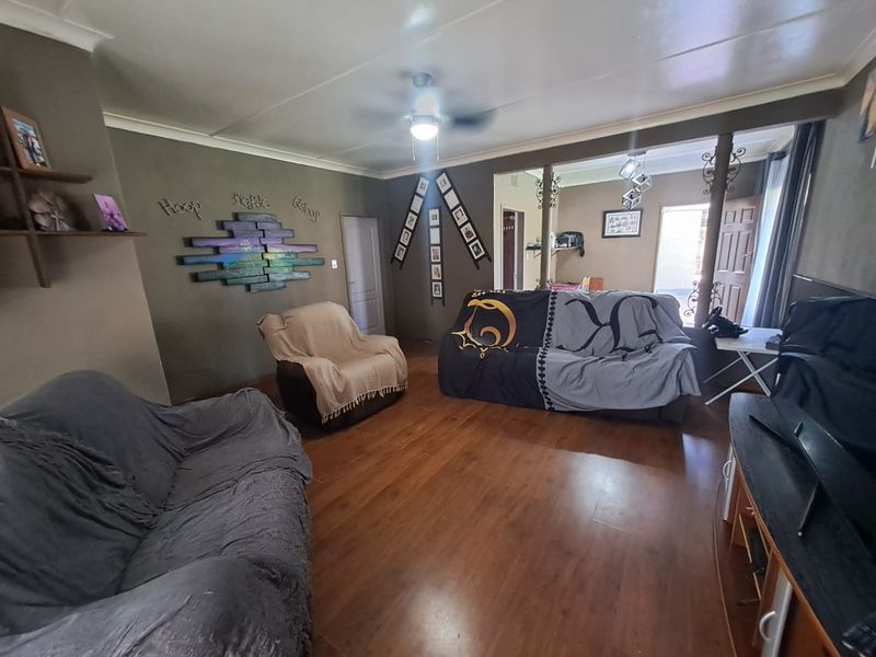 SPACIOUS FAMILY LIVING IN SOUGHT-AFTER THREE RIVERS! - Photo 10