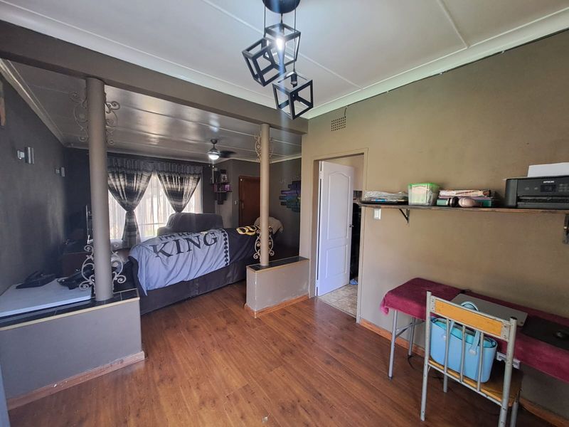 SPACIOUS FAMILY LIVING IN SOUGHT-AFTER THREE RIVERS! - Photo 6