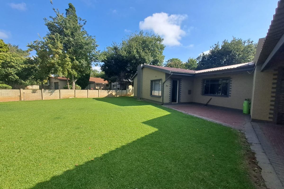 SPACIOUS FAMILY LIVING IN SOUGHT-AFTER THREE RIVERS! - Photo 4