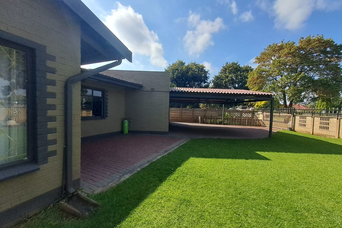 SPACIOUS FAMILY LIVING IN SOUGHT-AFTER THREE RIVERS! - Photo 5