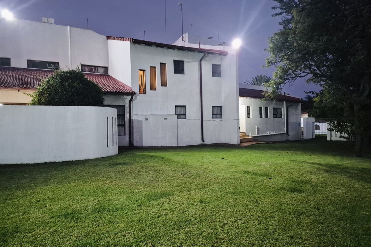 Spacious Family Home with Lapa, Braai Area & 6 Garages – Modern Comfort & Security - Photo 3