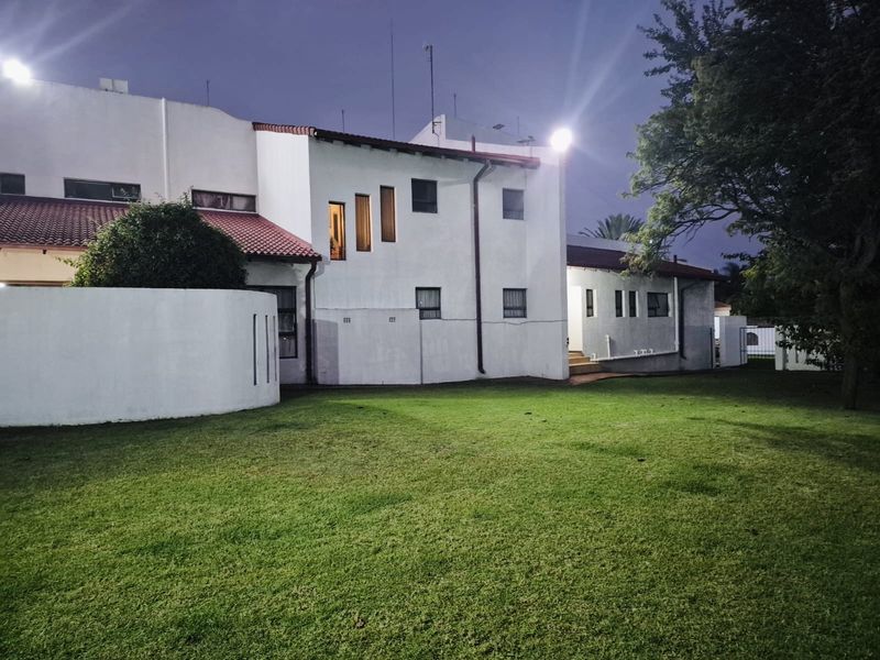 Spacious Family Home with Lapa, Braai Area & 6 Garages – Modern Comfort & Security - Photo 3