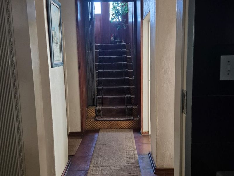 Spacious Family Home with Lapa, Braai Area & 6 Garages – Modern Comfort & Security - Photo 10