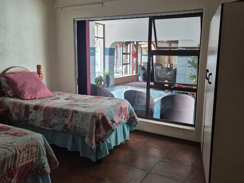 Spacious Family Home with Lapa, Braai Area & 6 Garages – Modern Comfort & Security - Photo 9