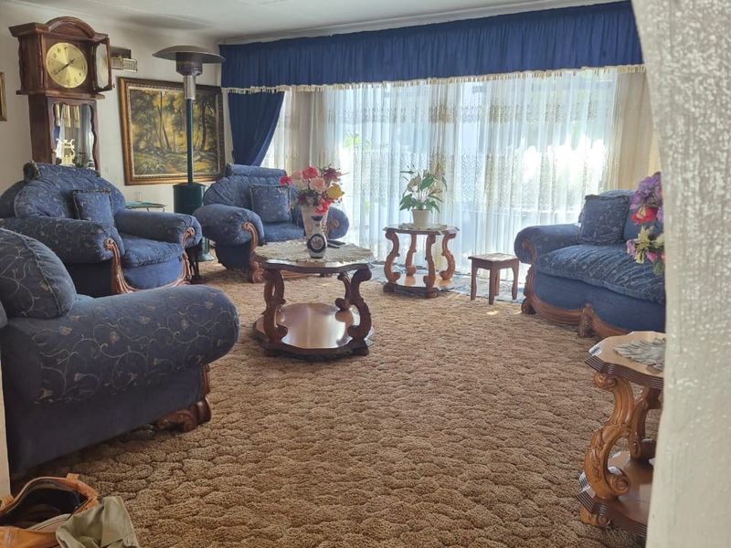 Spacious Family Home with Lapa, Braai Area & 6 Garages – Modern Comfort & Security - Photo 7