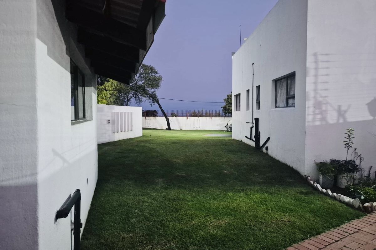 Spacious Family Home with Lapa, Braai Area & 6 Garages – Modern Comfort & Security - Photo 2