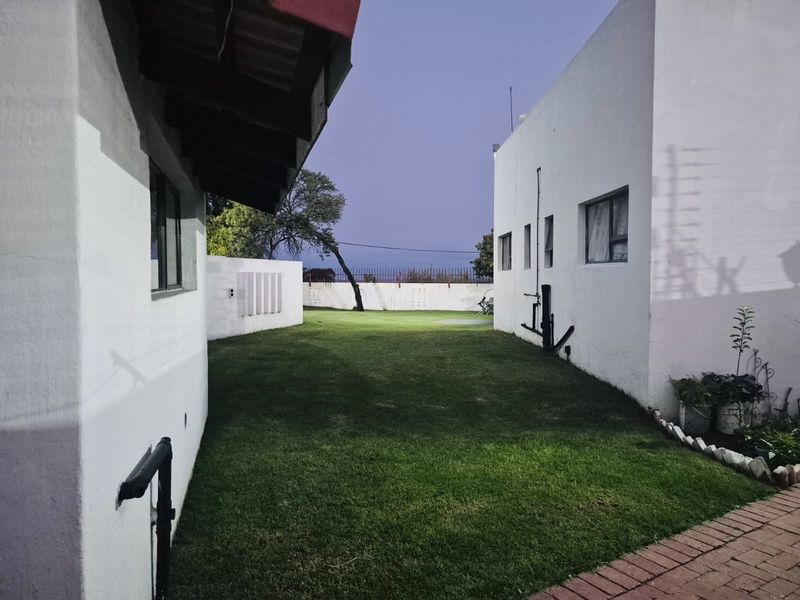 Spacious Family Home with Lapa, Braai Area & 6 Garages – Modern Comfort & Security - Photo 2