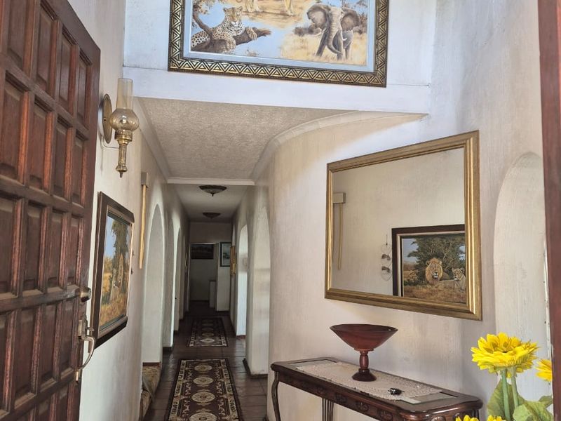 Spacious Family Home with Lapa, Braai Area & 6 Garages – Modern Comfort & Security - Photo 8