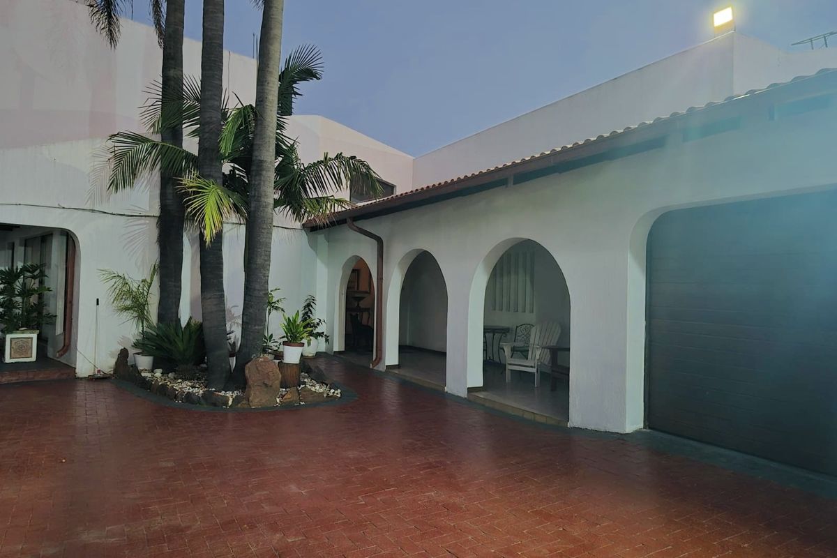 Spacious Family Home with Lapa, Braai Area & 6 Garages – Modern Comfort & Security - Photo 4