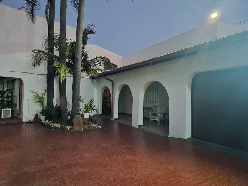 Spacious Family Home with Lapa, Braai Area & 6 Garages – Modern Comfort & Security - Photo 4