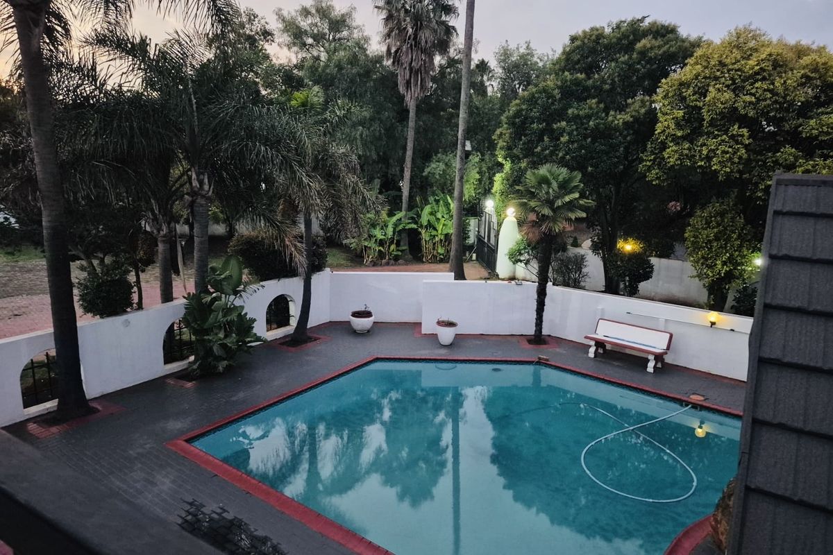 Spacious Family Home with Lapa, Braai Area & 6 Garages – Modern Comfort & Security - Photo 5