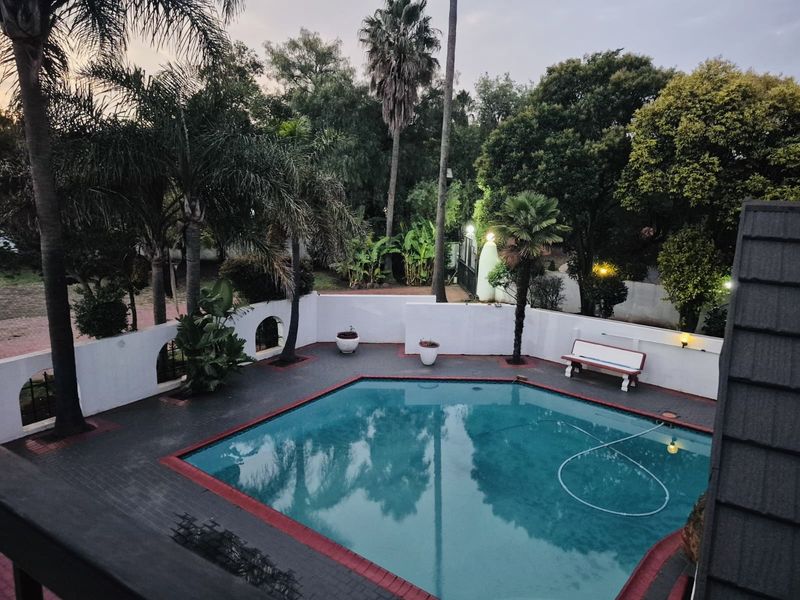 Spacious Family Home with Lapa, Braai Area & 6 Garages – Modern Comfort & Security - Photo 5