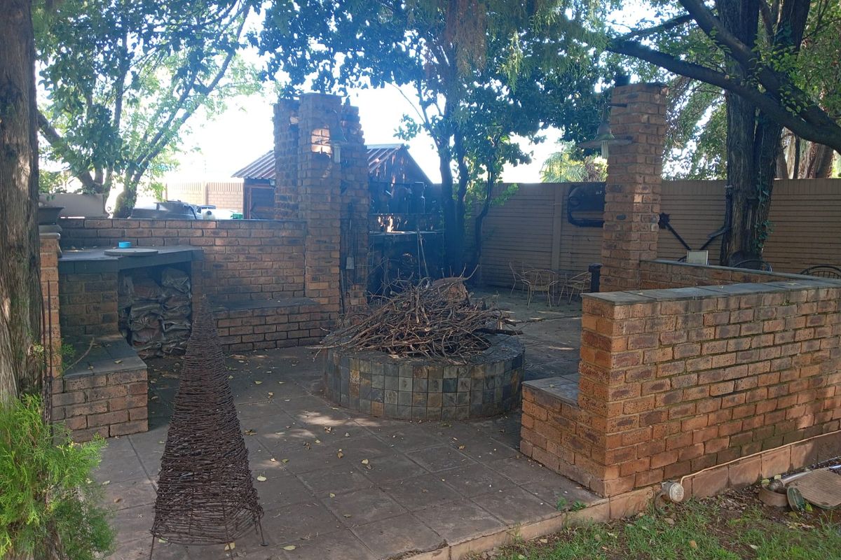 Stunning Family Home for Sale in Vanderbijlpark SE 2 - Photo 2