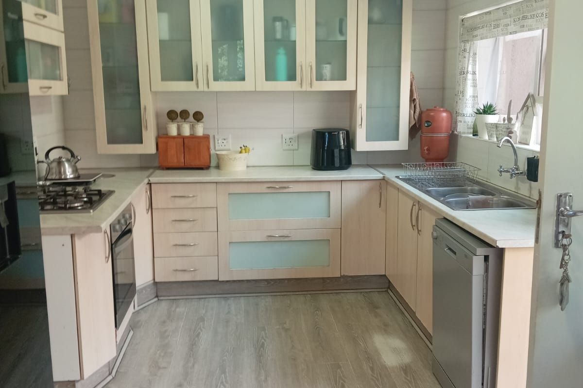 Stunning Family Home for Sale in Vanderbijlpark SE 2 - Photo 3