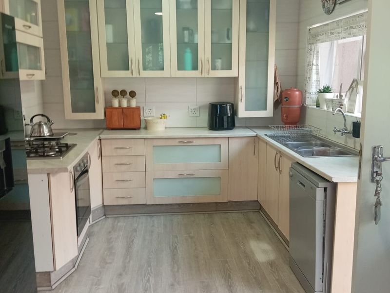 Stunning Family Home for Sale in Vanderbijlpark SE 2 - Photo 3