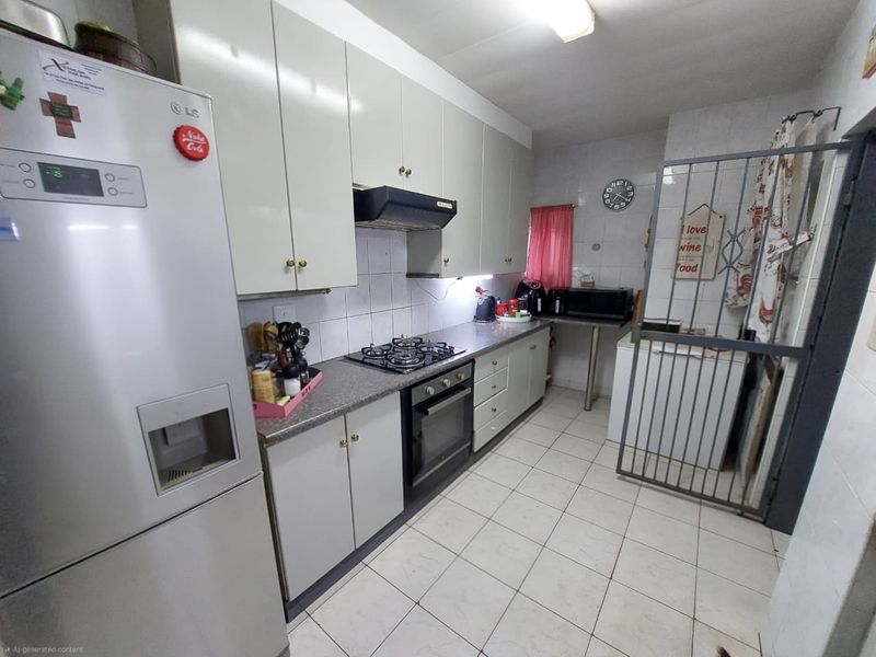 Secure Spacious Family Townhouse Living - Photo 4