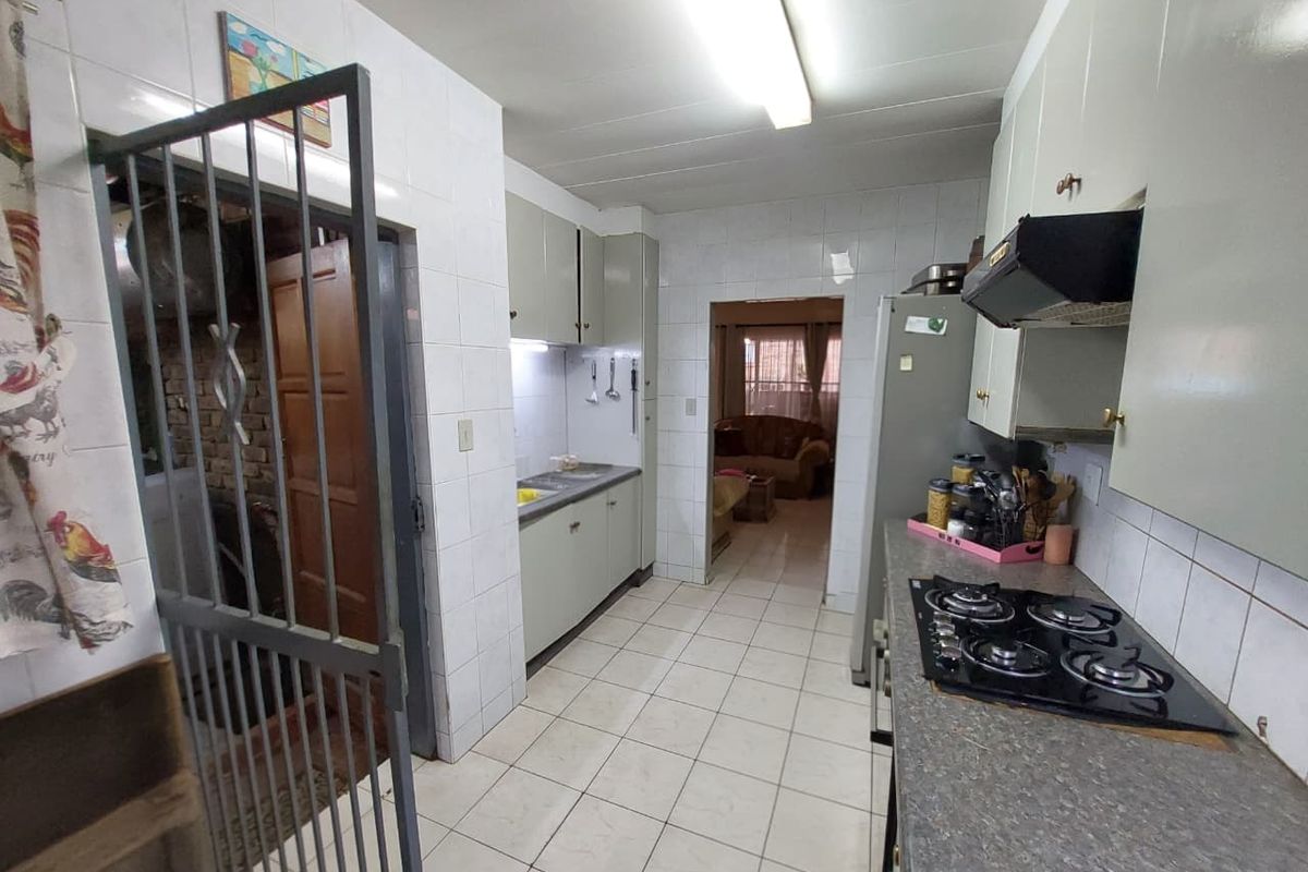 Secure Spacious Family Townhouse Living - Photo 5