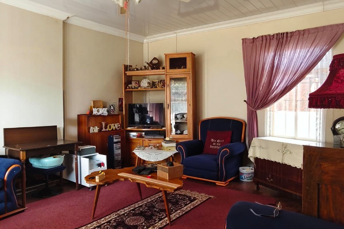 This family home offers incredible potential. - Photo 2