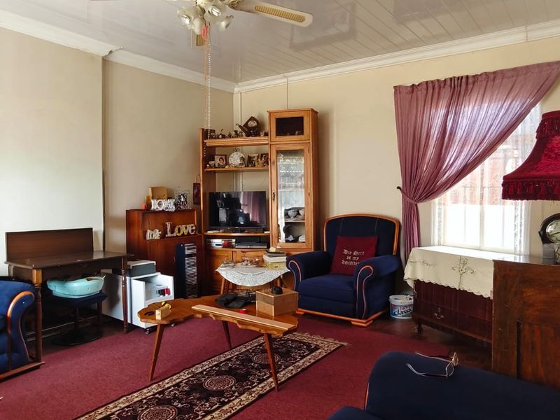 This family home offers incredible potential. - Photo 2