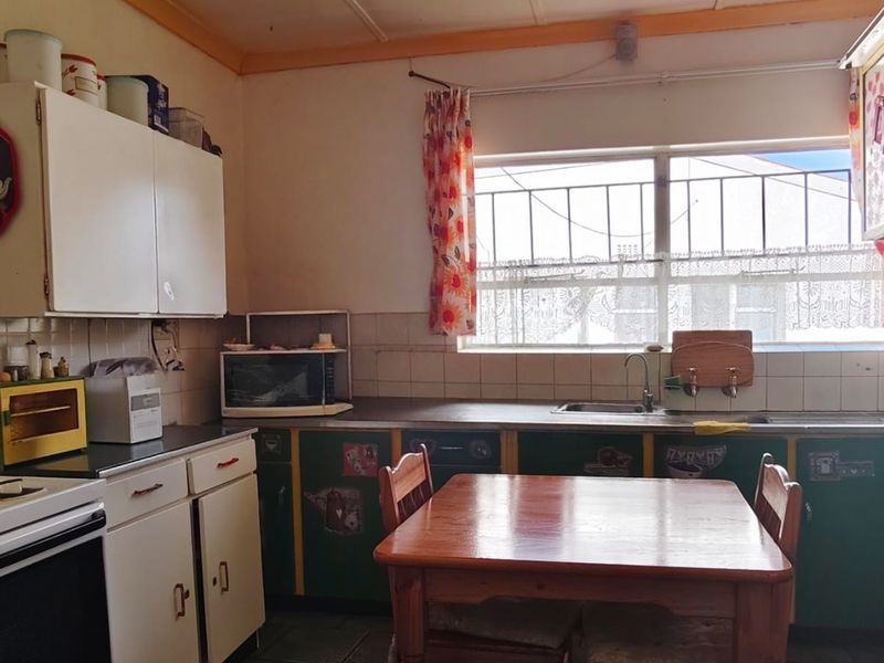 This family home offers incredible potential. - Photo 4