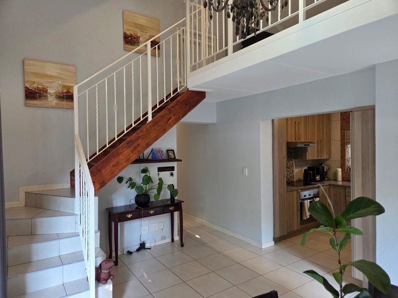 Modern Townhouse with Private Garden – Pet Friendly - Photo 3