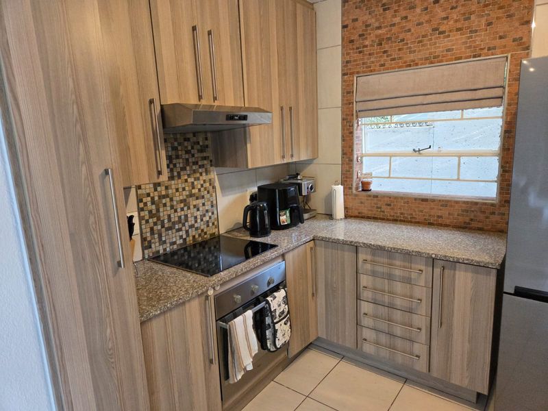 Modern Townhouse with Private Garden – Pet Friendly - Photo 4