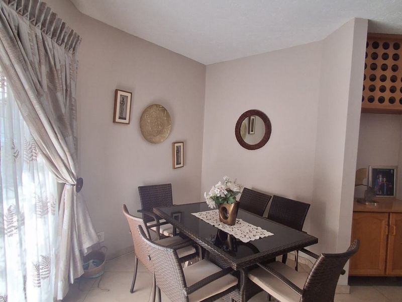 Step into comfort and style with this beautifully maintained 2-bedroom apartment. - Photo 9