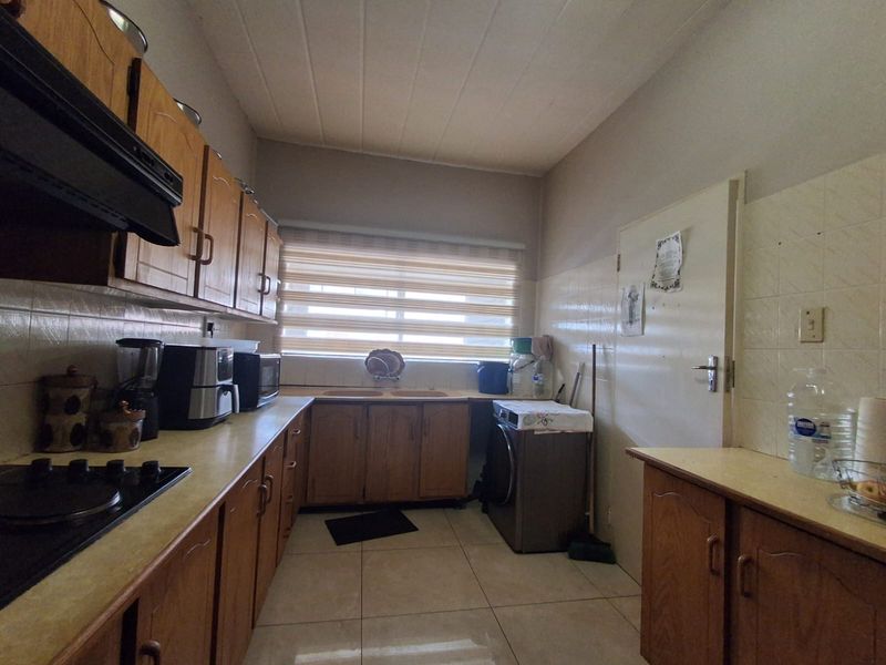 Step into comfort and style with this beautifully maintained 2-bedroom apartment. - Photo 10