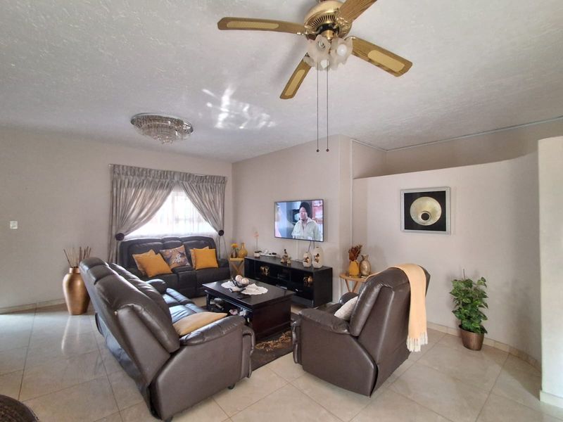 Step into comfort and style with this beautifully maintained 2-bedroom apartment. - Photo 8