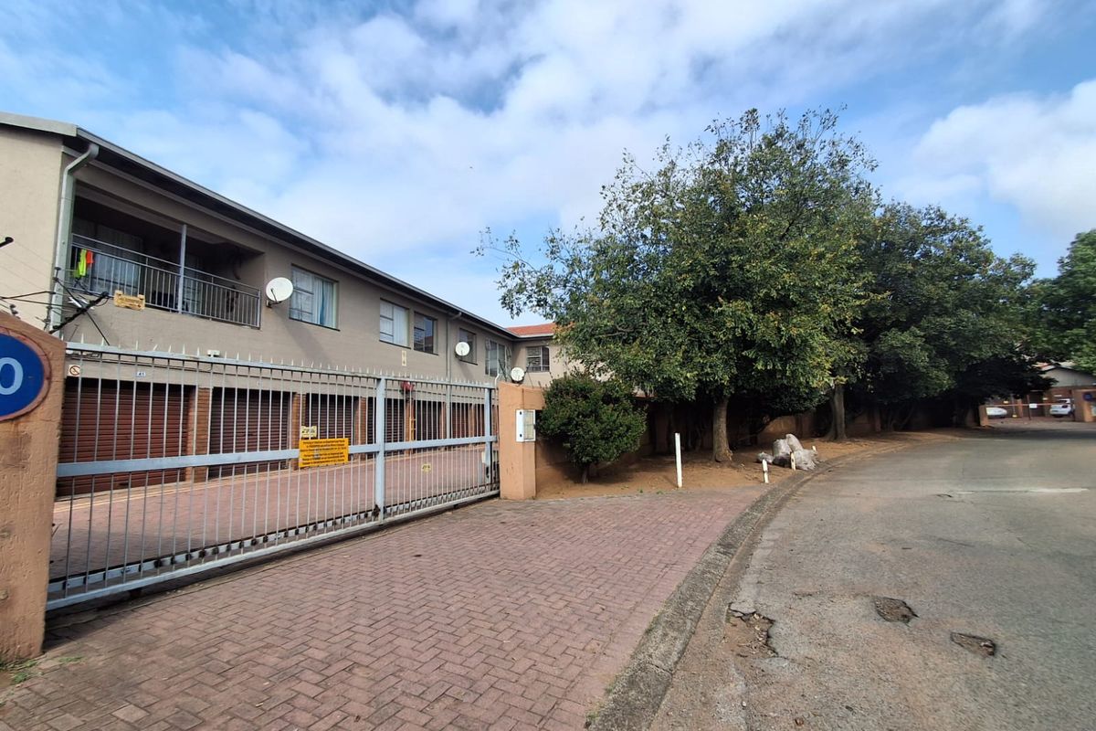 Step into comfort and style with this beautifully maintained 2-bedroom apartment. - Photo 2