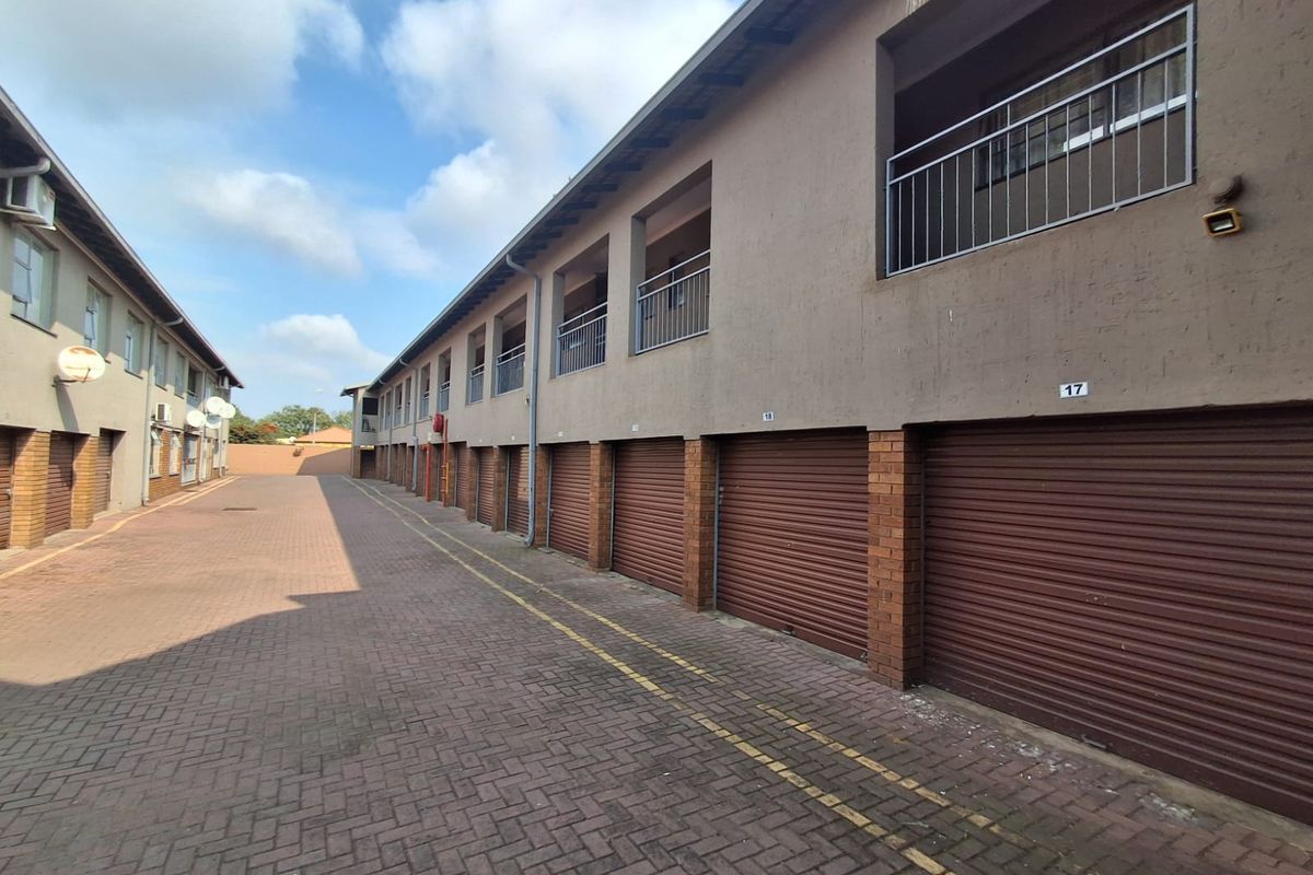 Step into comfort and style with this beautifully maintained 2-bedroom apartment. - Photo 3