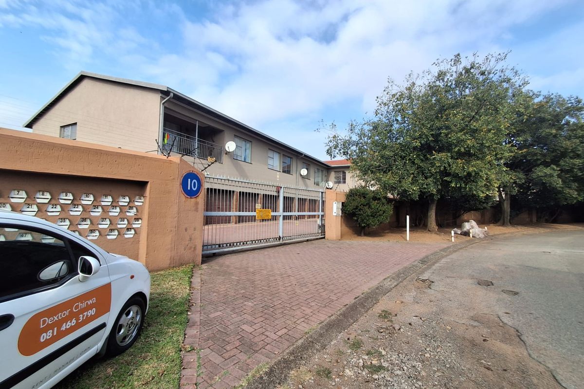 Step into comfort and style with this beautifully maintained 2-bedroom apartment. - Photo 4