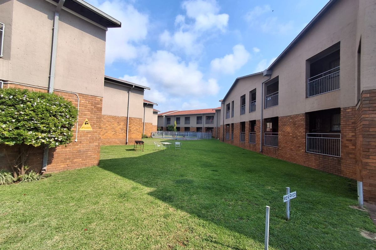 Step into comfort and style with this beautifully maintained 2-bedroom apartment. - Photo 5