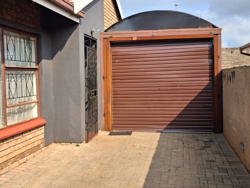 Charming 3-Bedroom House for Sale in Sebokeng Zone 14 - Photo 4