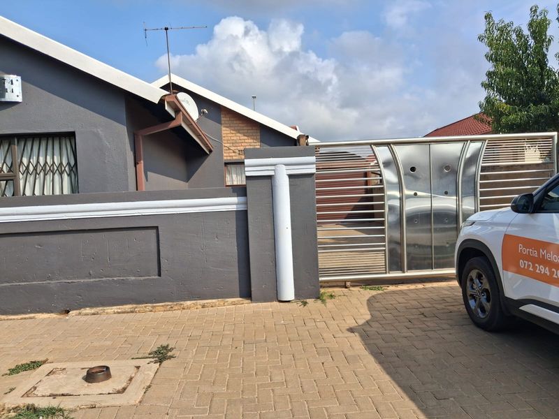 Charming 3-Bedroom House for Sale in Sebokeng Zone 14 - Photo 3