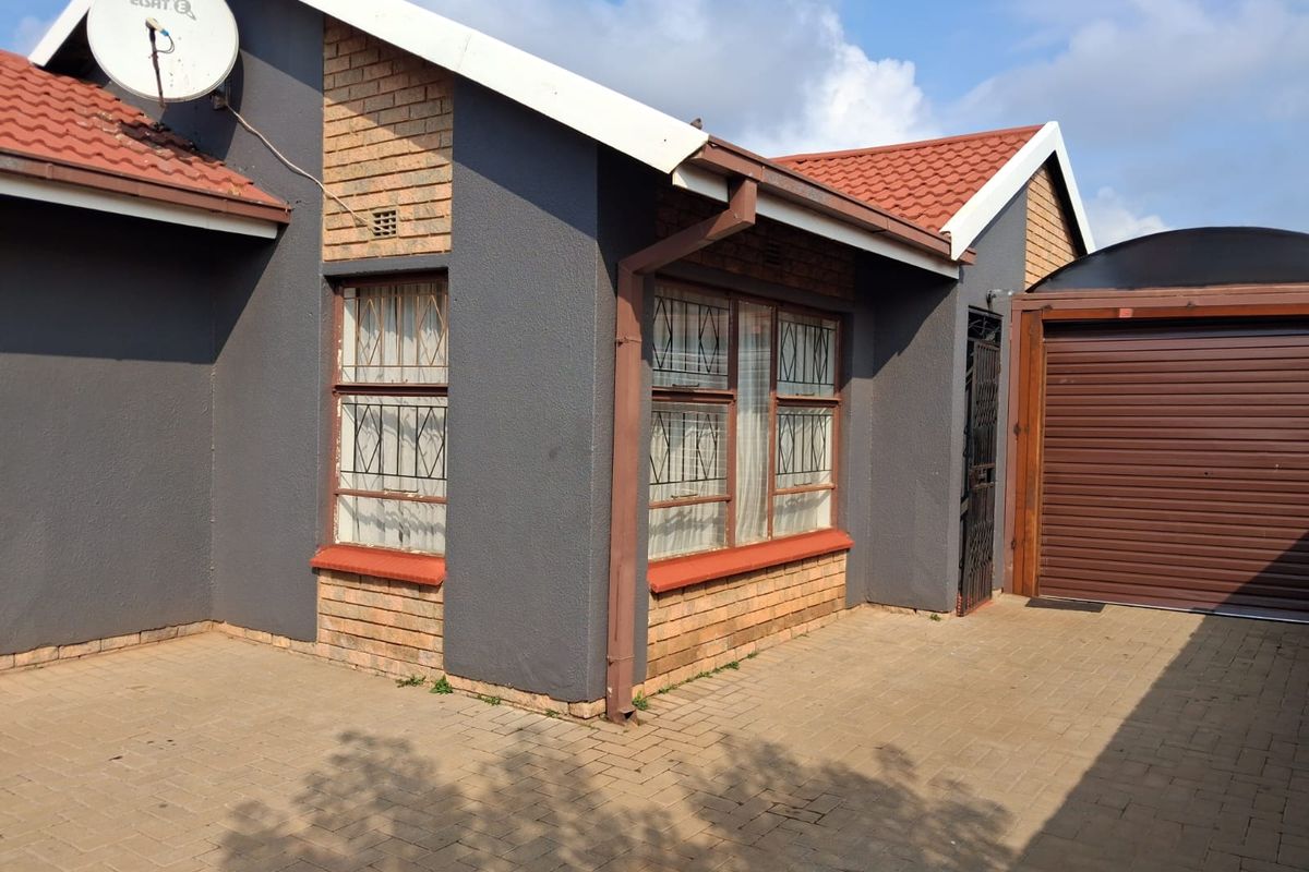 Charming 3-Bedroom House for Sale in Sebokeng Zone 14 - Photo 2