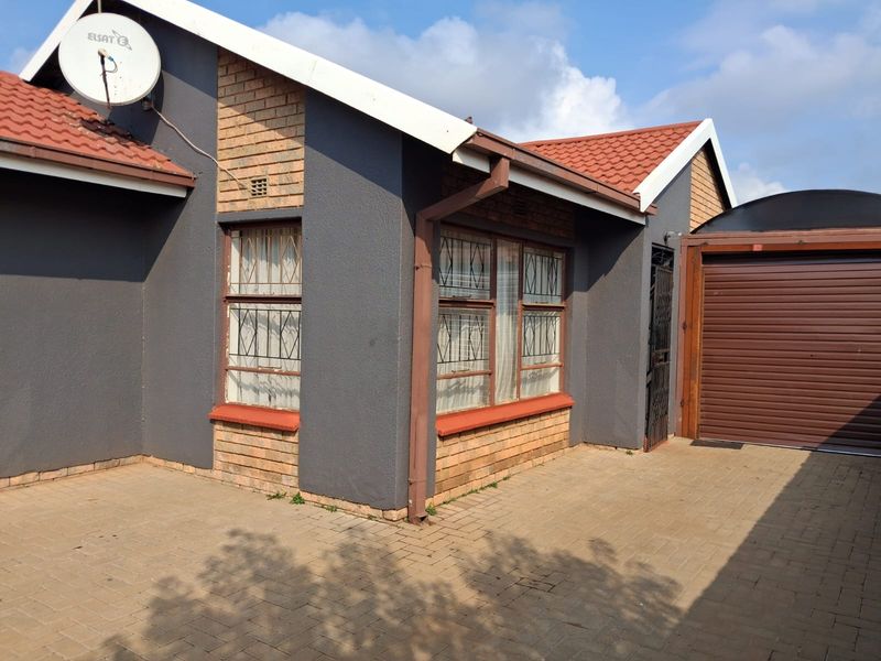 Charming 3-Bedroom House for Sale in Sebokeng Zone 14 - Photo 2