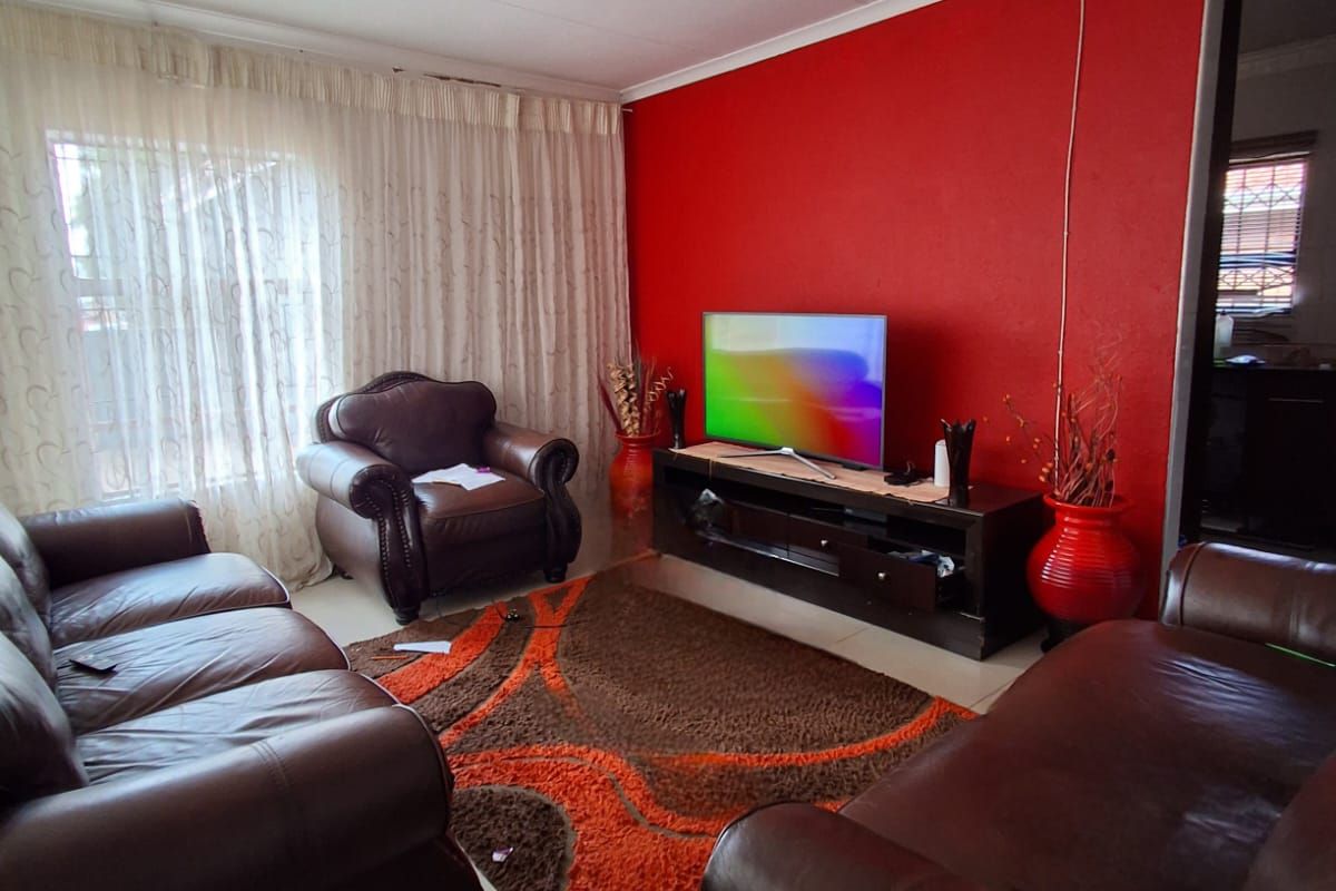 Charming 3-Bedroom House for Sale in Sebokeng Zone 14 - Photo 5