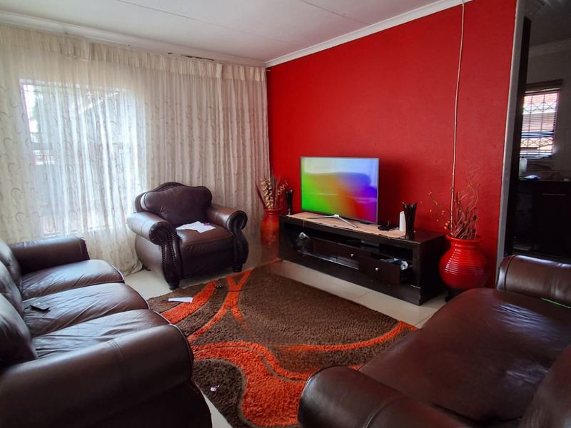 Charming 3-Bedroom House for Sale in Sebokeng Zone 14 - Photo 5