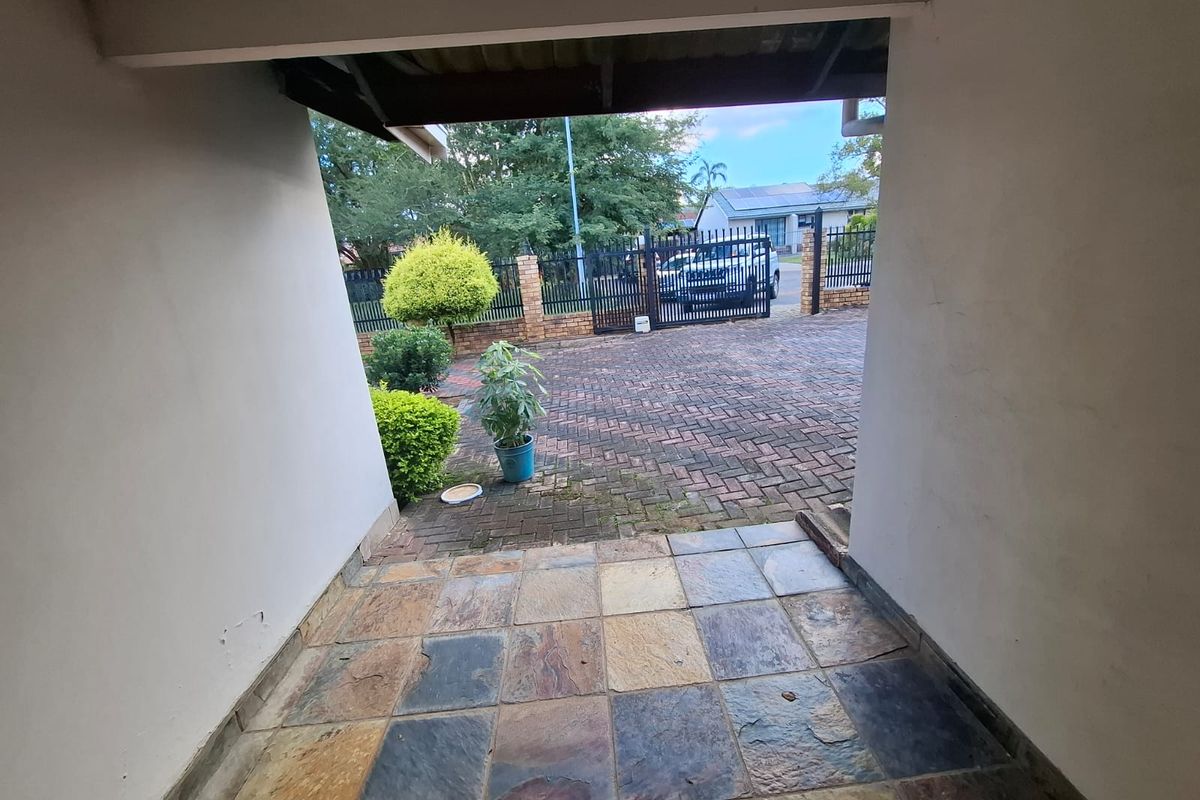 Secure Estate Family Living Convenience - Photo 4