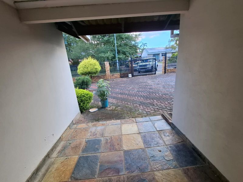 Secure Estate Family Living Convenience - Photo 4