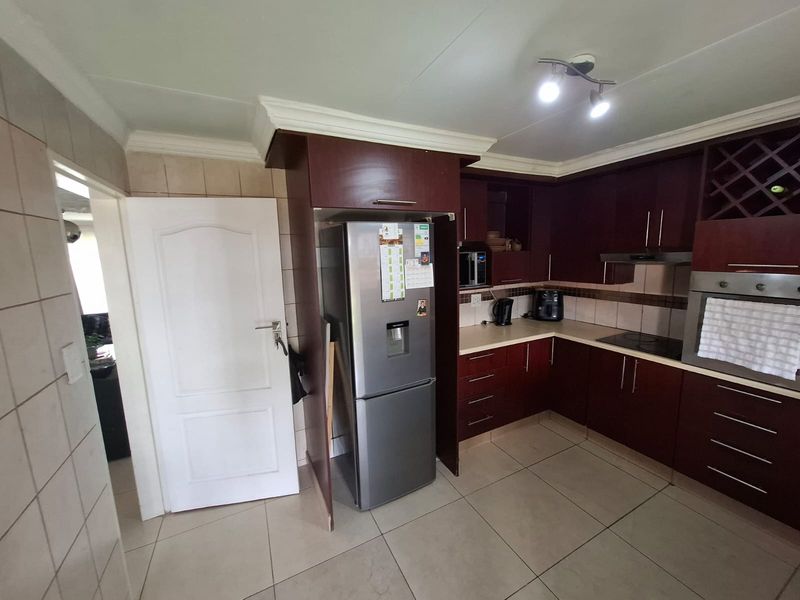 Secure Estate Family Living Convenience - Photo 9