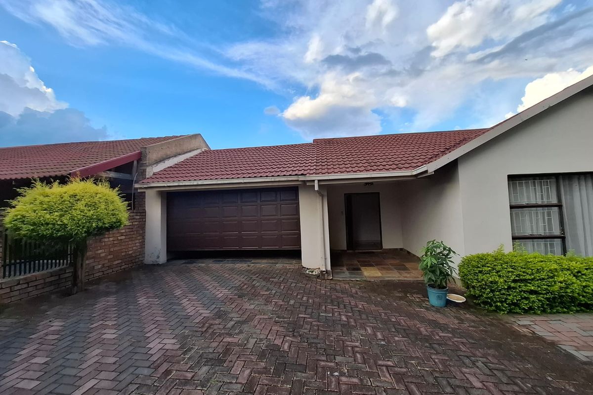 Secure Estate Family Living Convenience - Photo 2