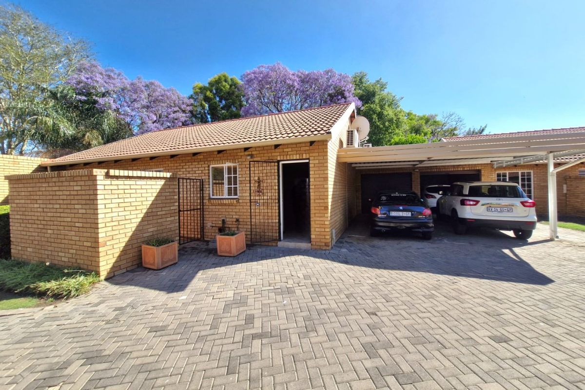 Secure Sinoville Townhouse With Garden - Photo 2